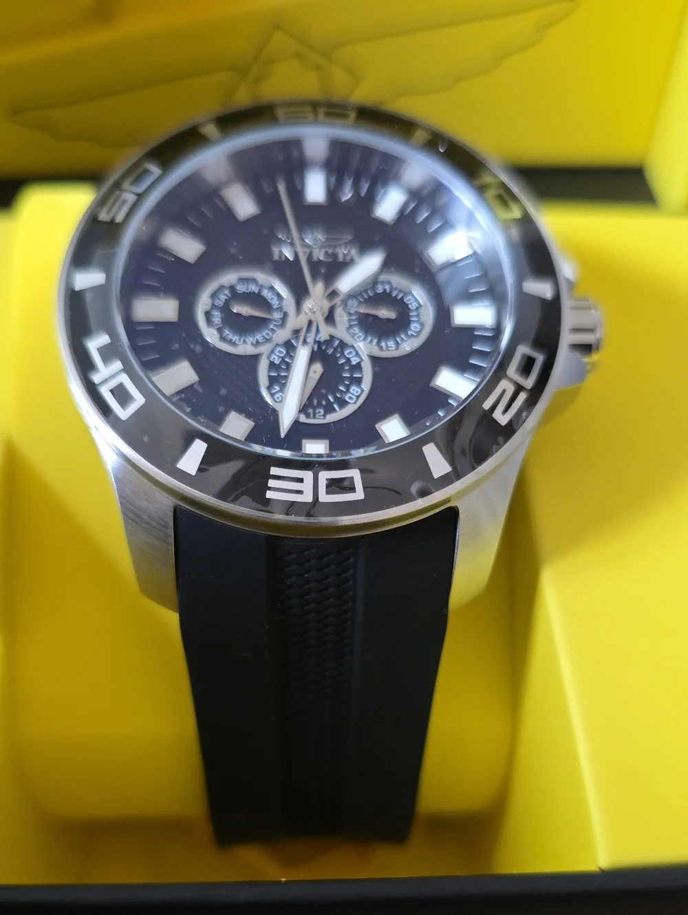 553.  Invicta Pro Diver Model 28000 Men's Watch 50mm